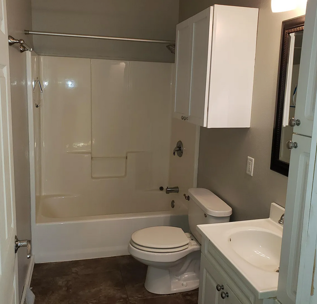 Main Floor Full Bath - 709 N Rowley St