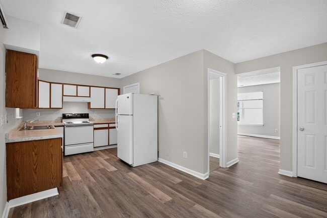 Building Photo - 3 Bedroom End Unit Townhouse