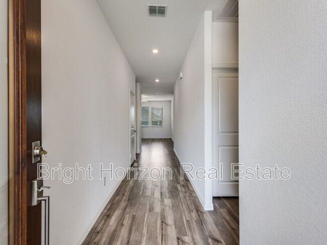 Building Photo - 1601 Madison Dr