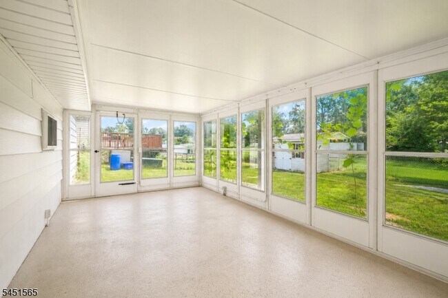 Foto del edificio - 18 Deerwood Ave