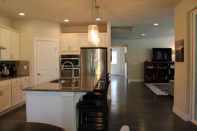 Building Photo - Spacious Luxury Home in Gated Community Ne...