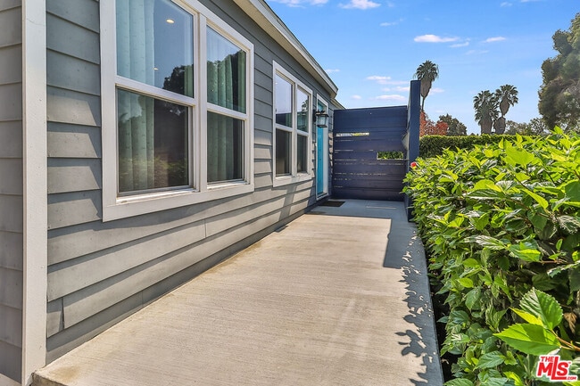 Building Photo - 6027 Comey Ave