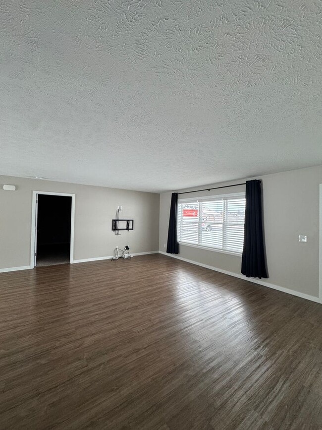 Building Photo - Stylish Ranch Home with Open Floor Plan in...