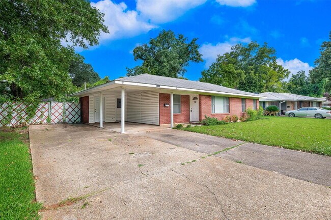 Building Photo - "Charming 3-Bedroom Bossier City Home with Gleaming Hardwood Floors!"