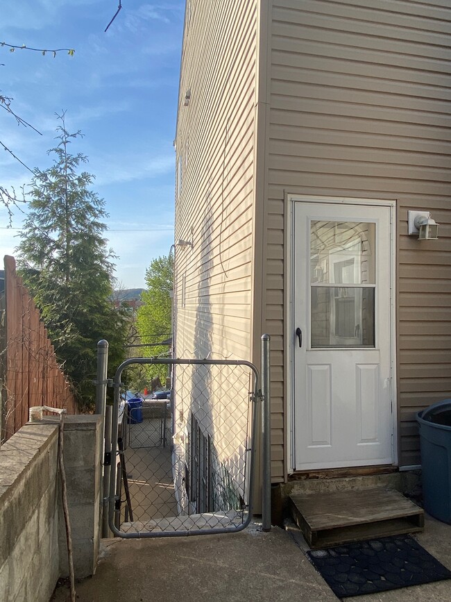 Building Photo - 3706 Melwood Ave