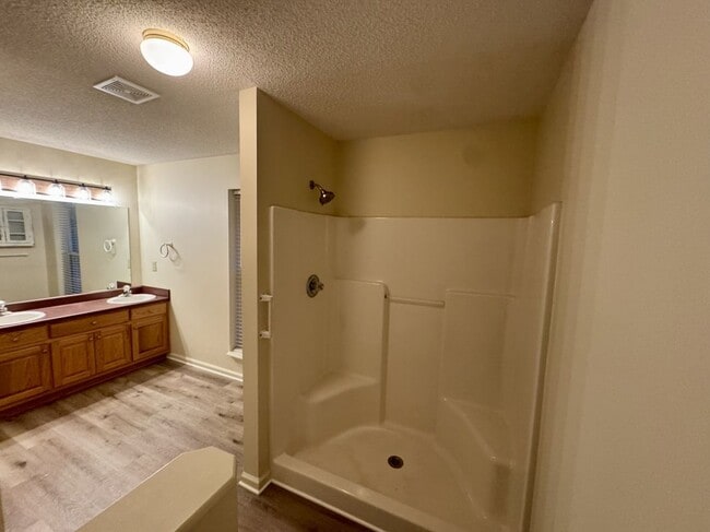 Building Photo - 863 Woodland Dr