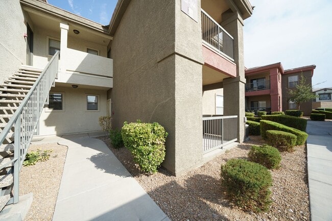 Building Photo - SHOWINGS AVAILABLE NOW