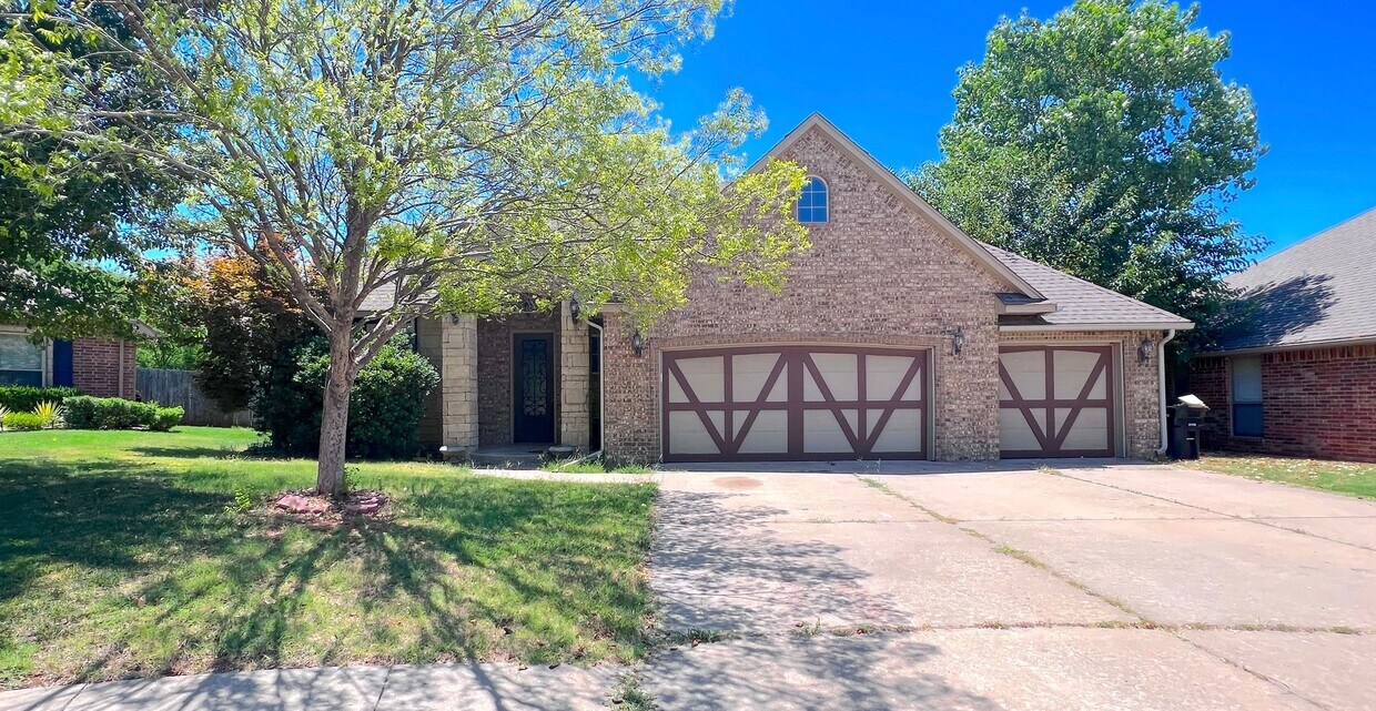 Primary Photo - Lots of Space + Storage! Storm Shelter! Be...