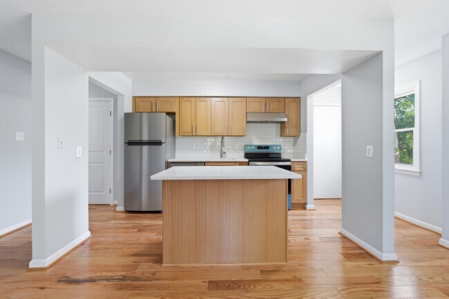 Building Photo - 4804 Calvert Rd