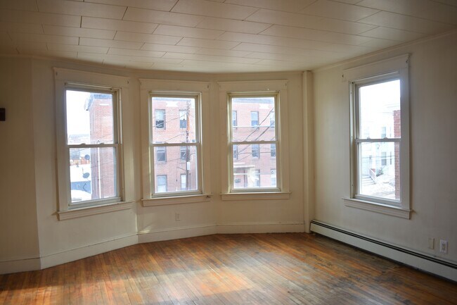 Building Photo - 37 Third St