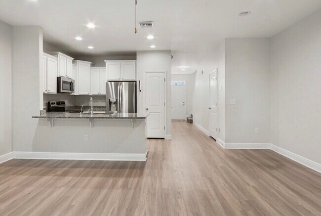 Building Photo - Welcome to 1881 Point Dr.!