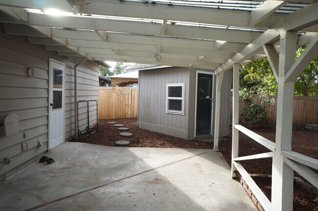 Building Photo - Beaverton 3 bedroom Jewel near Nike