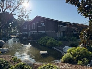 Building Photo - 211 Springview