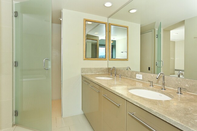 Building Photo - Convenient Living in Downtown Honolulu!