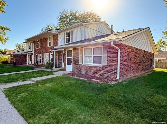 Foto del edificio - STERLING COURT APARTMENTS