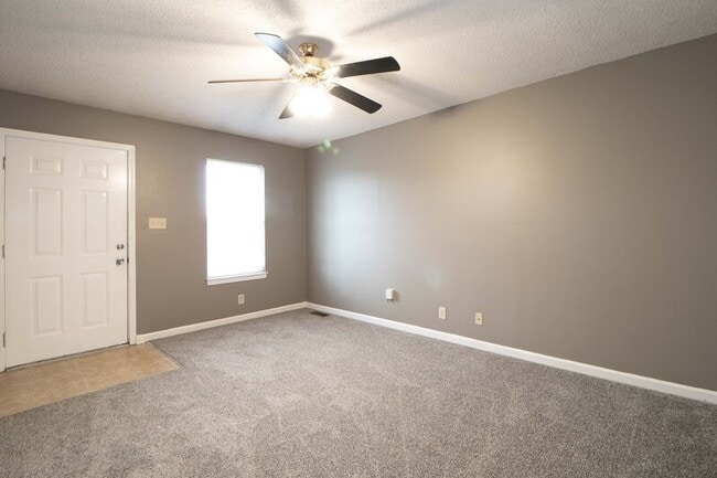 Building Photo - 924 Van Buren Ave