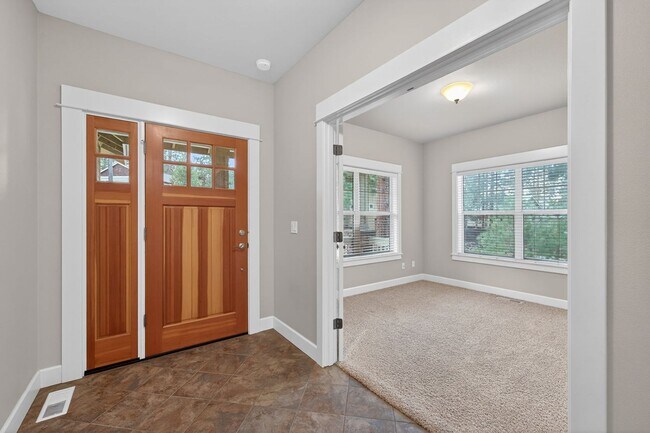 Foto del edificio - 4 Bedroom Awbrey Court Home with Main-Level Primary + Bonus Living Area