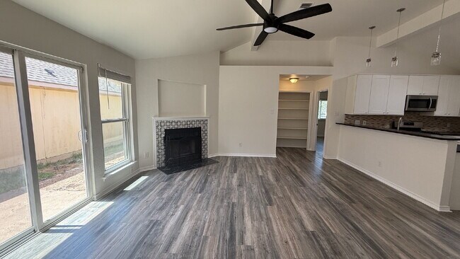 Foto del edificio - Updated 4-Bedroom 2 Bathroom Austin Home with Beautiful Backyard