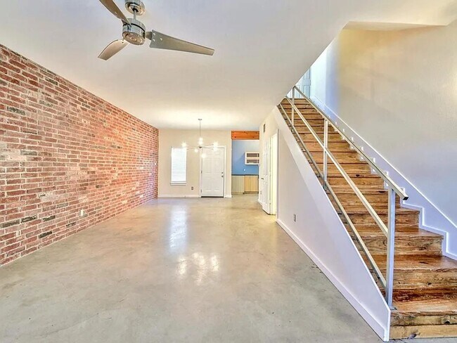 Building Photo - Stylish Two Story Townhome in the Cedars District of Dallas