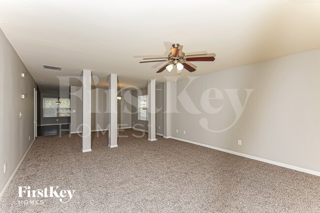 Building Photo - 45 Riviera Dr SE