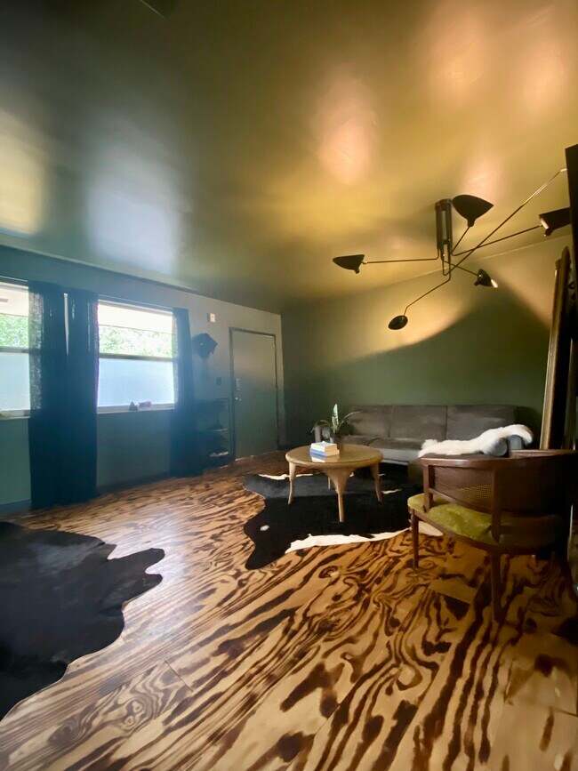 Foto del edificio - 651 NE 60th St