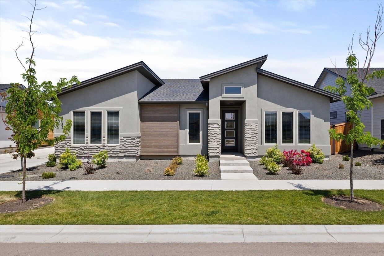 Primary Photo - Resort-Style Living in the Prestigious Riv...