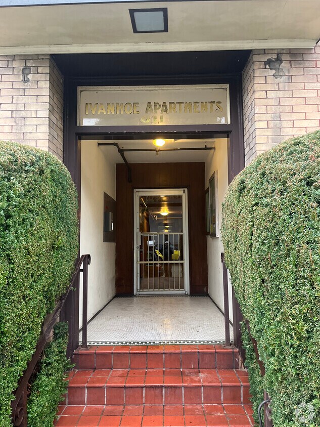 Photo du bâtiment - Ivanhoe Apartments