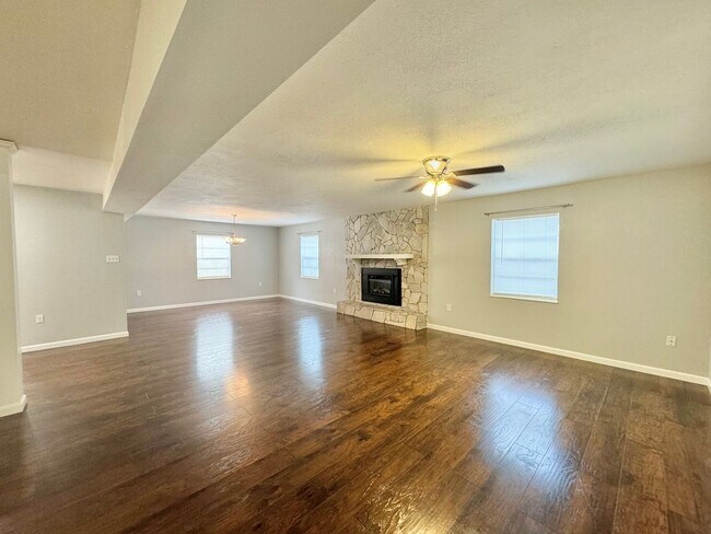 Building Photo - Auburndale Home