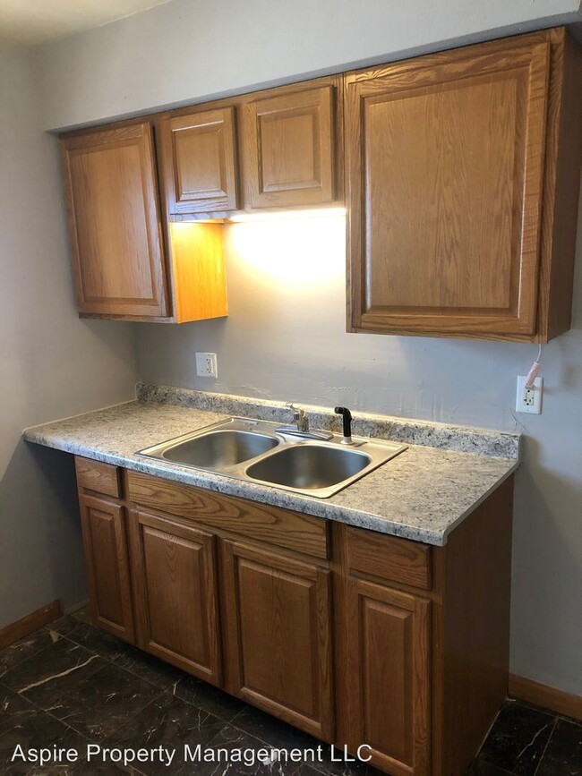 Building Photo - 1 br, 1 bath Apartment - 57 Pointview Ave