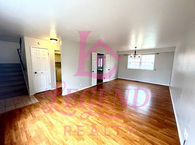 Building Photo - Spacious 2 Bed, 1.5 Bath Condo/Townhome in...