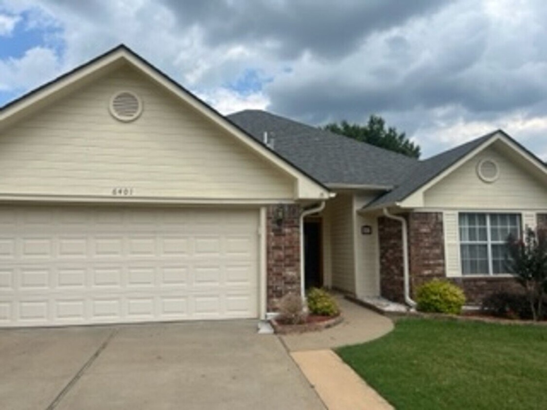 Foto principal - Three Bedroom/Two Bath Home, Two Car Garag...