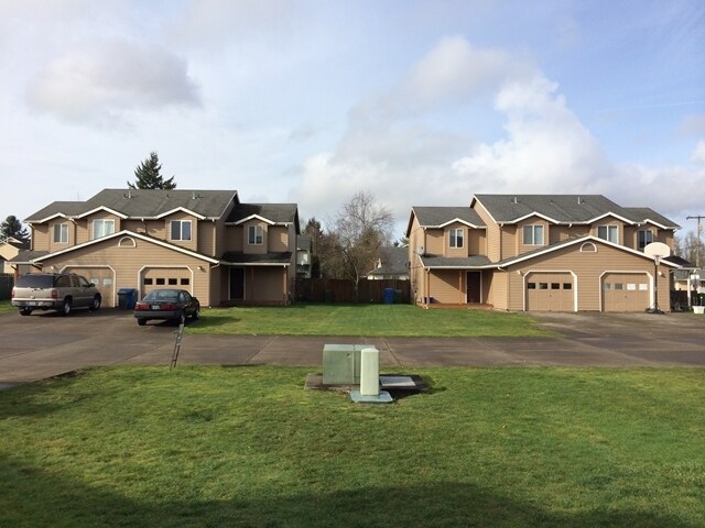 Foto principal - Regis Townhomes