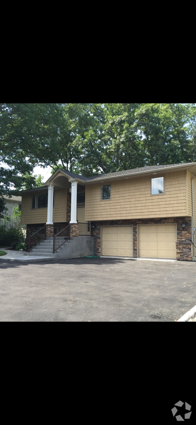 Building Photo - 717 Old Bethpage Rd