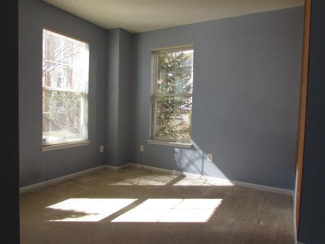 Building Photo - 424 Ava Way