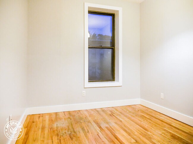 Building Photo - 378 Lewis Ave