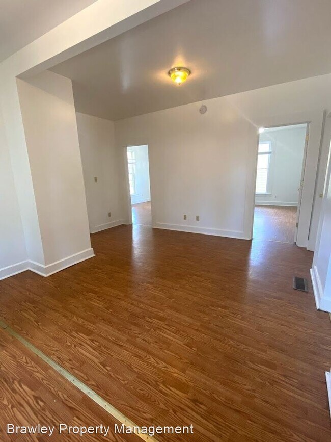Foto del edificio - 6 br, 2 bath House - 413 E. 10th St