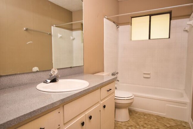 Building Photo - Beautiful Millbrook Home!