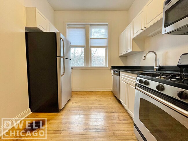 Building Photo - 2550 N Burling St
