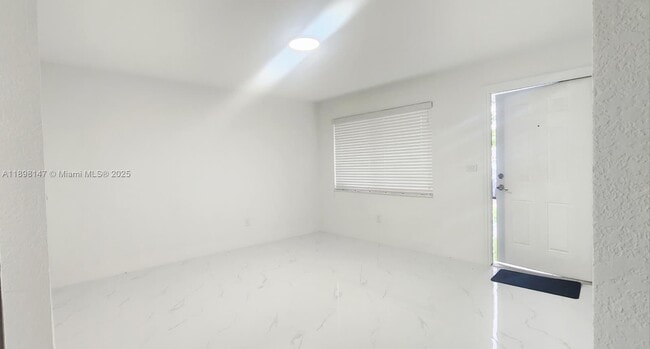 Foto del edificio - 2240 NW 18th St