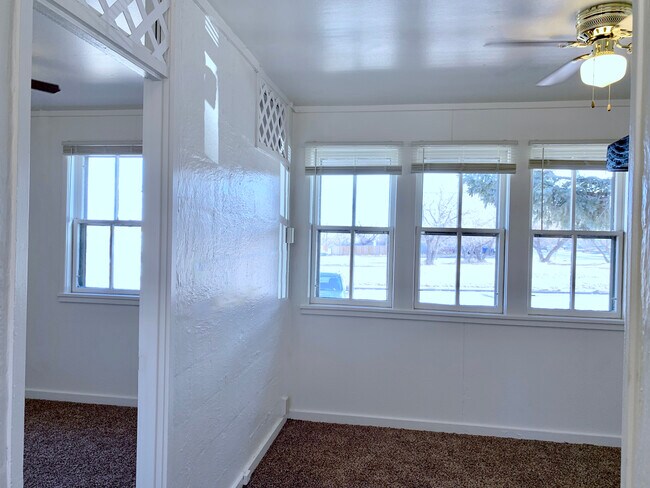 Building Photo - 3 bedroom, 1 bath furnished or unfurnished