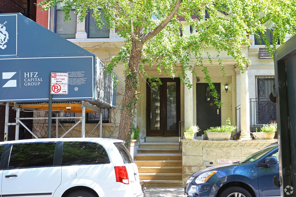 Building Photo - 351 W 71st St