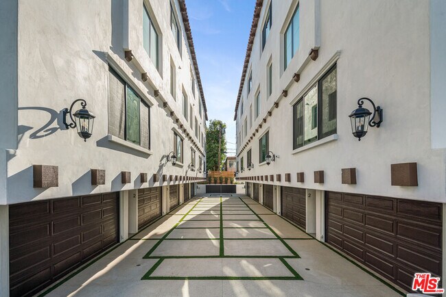 Foto del edificio - 1153 Beachwood Dr