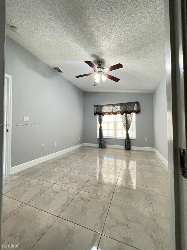 Building Photo - 3 br, 2 bath House - 10001 SW 162nd Ct