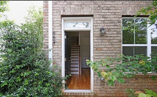 Building Photo - 862 Estes St