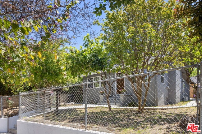 Foto del edificio - 1342 Mohawk St