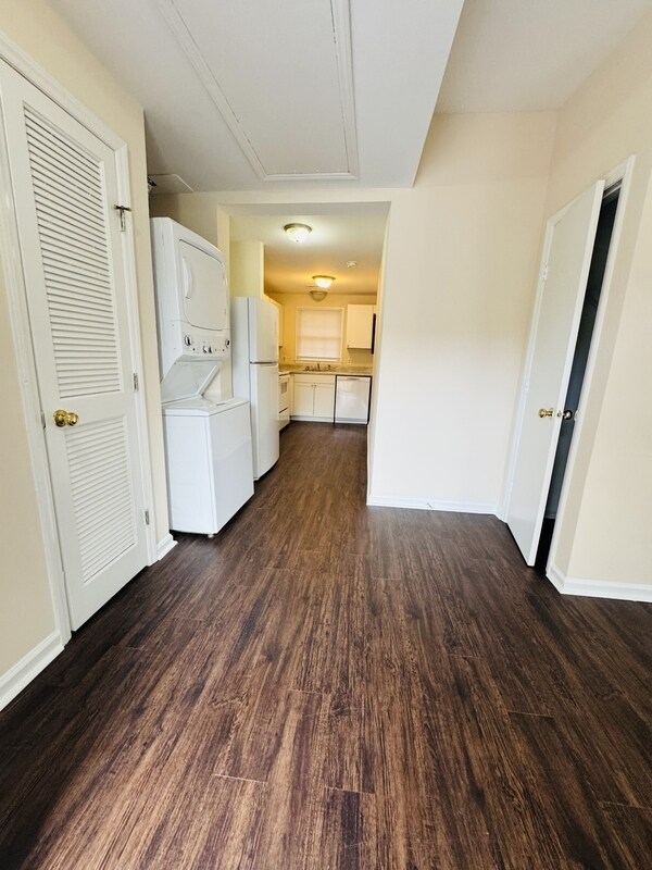 Building Photo - 1323 E 10th St