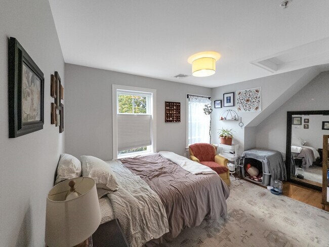 Building Photo - 19 Iona St