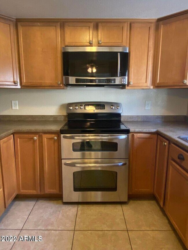 Building Photo - 925 S Longmore