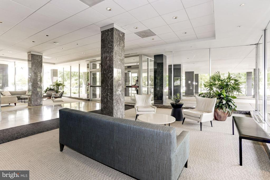 Foto principal - 2475 Virginia Ave NW
