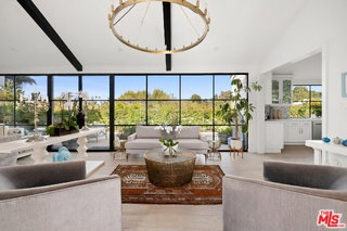Building Photo - 15438 Mulholland Dr